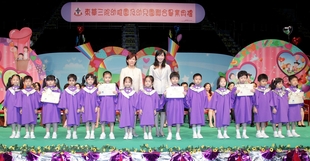 教育局副秘書長陳嘉琪博士(左)為幼稚園及幼兒園聯校畢業典禮主禮及頒發畢業證書。