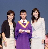 教育局副秘書長黃邱慧清女士(左)為特殊學校聯校畢業典禮主禮，並頒發畢業證書予學生代表。