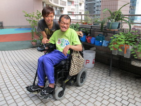 貝妮跟加祥相處多年，見證着他在東華三院的進步。