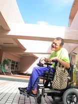 加祥能在復康中心自由穿梭每一個角落，閒時會在「空中花園」觀看雀鳥。