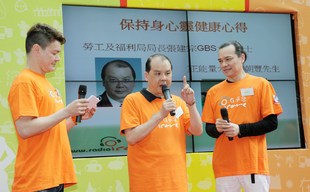 主禮嘉賓勞工及福利局局長張建宗GBS太平紳士(中)與「正能量大使」洪朝豐先生(右)為儀式打響頭砲，大談保持身心靈健康的心得。