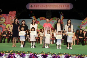 家長及親子組得獎者於東華三院幼稚園及幼兒園聯合畢業典禮上獲頒發獎項。