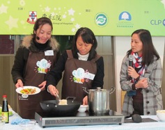 東華三院賽馬會天水圍綜合服務中心「天廚鄰舍互助計劃」的導師於賽前為參加者示範適合幼兒的健康美食烹調方法。