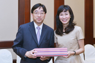 陳文綺慧主席（右）致送紀念品予食物及衞生局局長高永文醫生BBS太平紳士。
