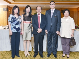 陳文綺慧主席（左二）聯同陳婉珍副主席（左一）、施榮恆副主席（右二）及何超蕸副主席（右一）與教育局局長吳克儉SBS太平紳士合照。