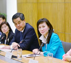 陳文綺慧主席（右）率領董事局成員拜會香港特別行政區梁振英行政長官。