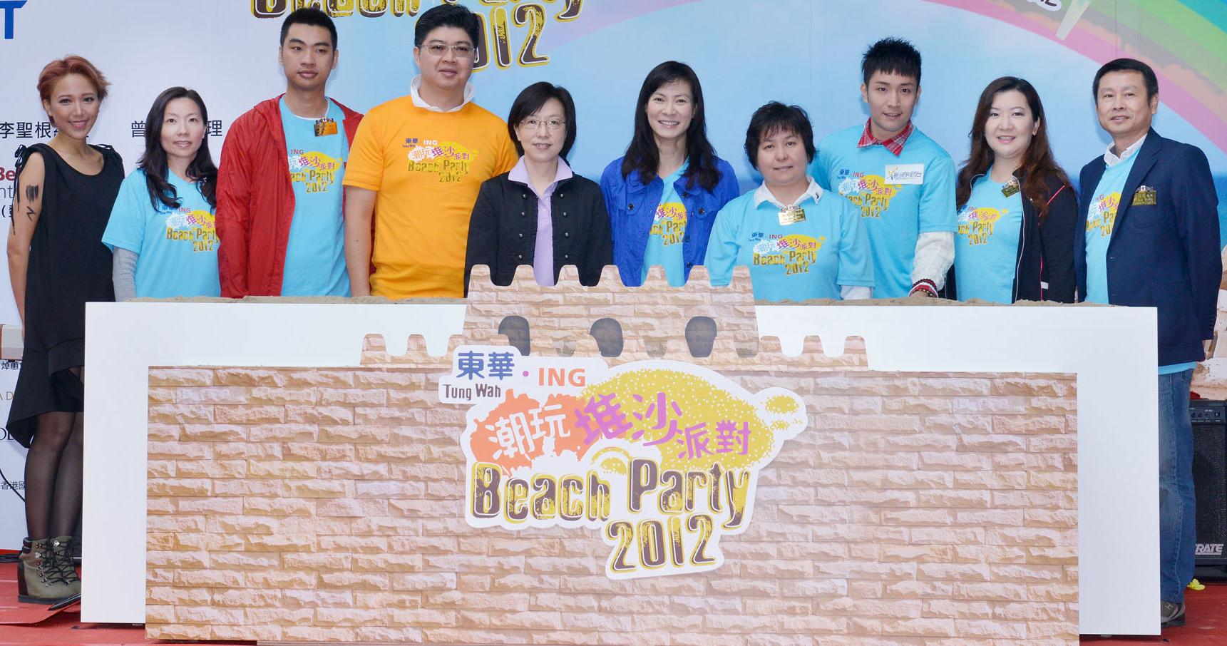 主禮嘉賓教育局首席教育主任（特殊教育及幼稚園教育）黃淑華女士（右六）聯同眾嘉賓主持開幕儀式。