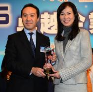 陳文綺慧主席（右）代表愛烘焙麵包工房領取獎項。