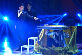 曾贏得多個國際大獎的冠軍級魔術師甄澤權先生（右）於晚會上演出精彩魔術。