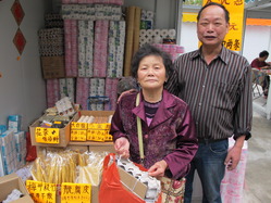 葉太(左)在天光墟幫襯森哥多年，為他能進註天秀墟感到高興，並指墟市購物方便，會經常來惠顧。