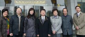 代表團獲湖南中醫藥大學黃惠勇書記（中）熱烈歡迎。