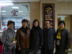 代表團與湖南中醫藥大學第一附屬醫院院長譚元生教授(左二) 於該院名醫堂前合照。