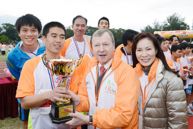 陳文綺慧主席(右一) 與香港賽馬會行政總裁應家柏太平紳士（右二）頒發獎盃予「五公里挑戰盃」冠軍吳舒駒先生（左二）及其伴跑員香港男子馬拉松紀錄保持者紀嘉文先生。