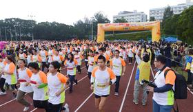 「奔向共融—香港賽馬會特殊馬拉松2013」吸引近二千名智障人士與伴跑員一同參與。