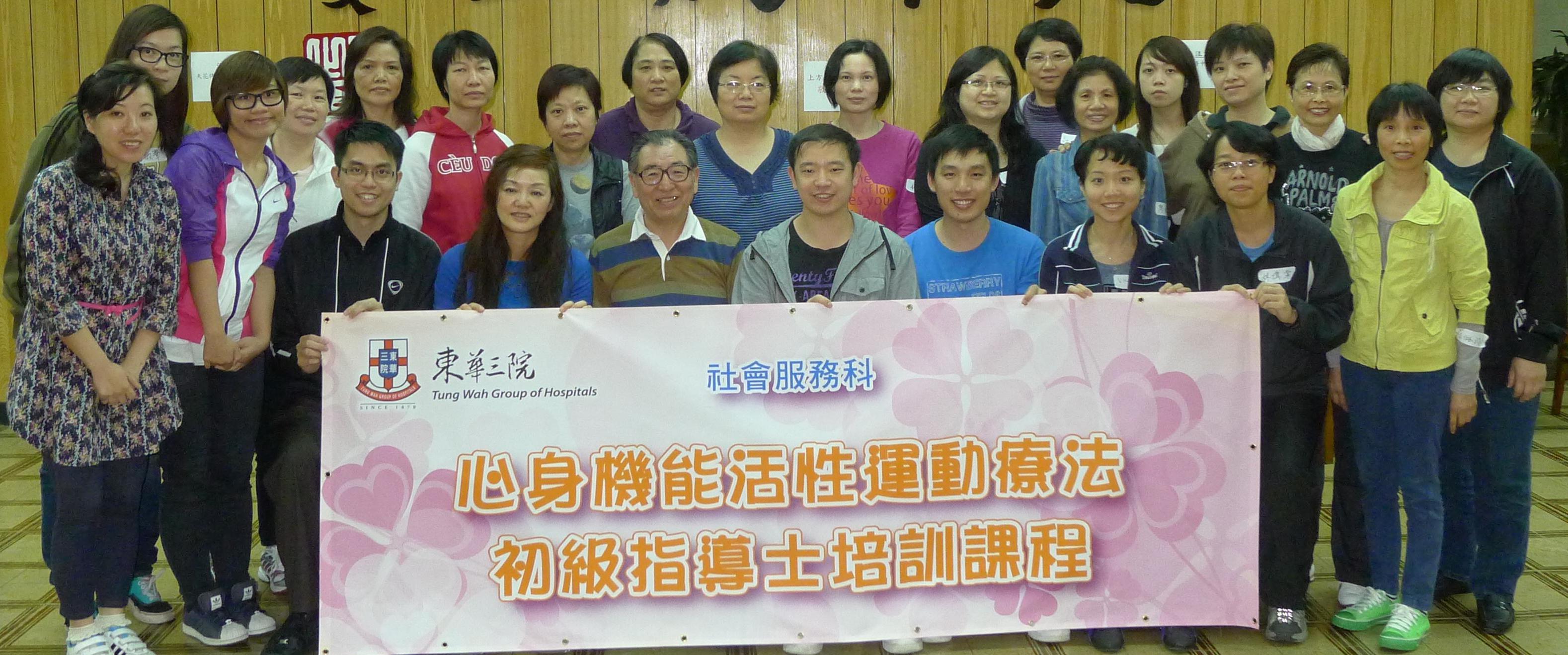 小川真誠老師( 右) 親身為學員示範活性温熱療法。