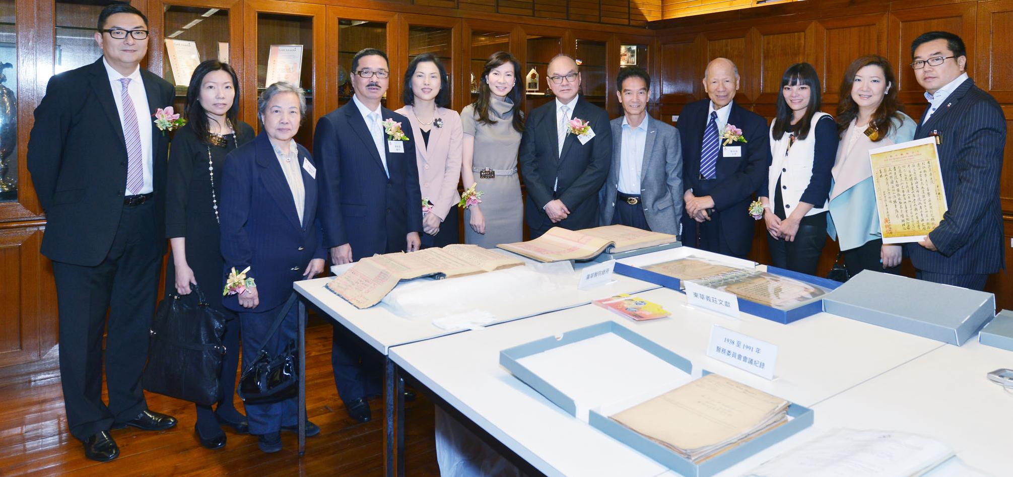 董事局成員、康樂及文化事務署署長馮程淑儀太平紳士(左五)及嘉賓一同參觀東華三院文物館。