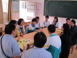 校長及老師與廣州思源學校學生真情對話，了解學生學習情況。