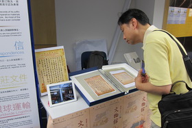 檔案及歷史文化辦公室攤位展示義莊文獻部分複製品，讓公眾「親身接觸」昔日的歷史。