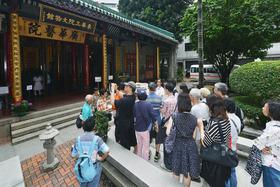 東華三院陳兆民中學的文物館大使為「2013年香港國際博物館日」提供導賞服務。