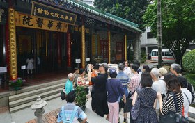 東華三院陳兆民中學的文物館大使為「2013年香港國際博物館日」提供導賞服務。