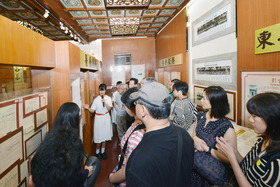 東華三院陳兆民中學的文物館大使為「2013年香港國際博物館日」提供導賞服務。