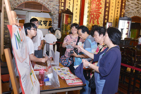 東華三院陳兆民中學的文物館大使為「2013年香港國際博物館日」提供導賞服務。