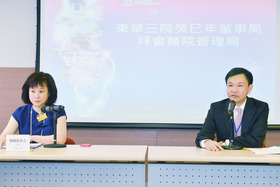 拜會醫院管理局行政總裁梁栢賢醫生太平紳士 (右)。