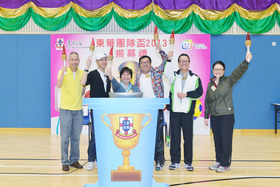 董事局成員及高級職員準備燃點聖火盆，象徵「東華團隊盃2013」正式展開。