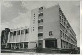 1962年，學校校舍落成。揭幕典禮於3 月2 6 日舉行，由行政立法兩局議員利銘澤先生主持，而首任校長為余世鵬先生。