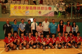 東華三院姚達之紀念小學排球隊勇奪全港小學區際排球賽冠軍。