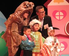 東華三院高德根紀念幼稚園獲「全港兒童故事演講比賽2013」合作組冠軍及評判大獎，得獎同學及老師與評判合照。