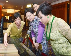 陳婉珍主席及施榮恆副主席陪同政務司司長林鄭月娥GBS太平紳士了解東華歷史文物檔案的修復過程。