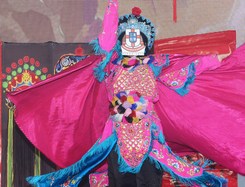 著名變臉大師韋飛雄小姐表演精彩的變臉及變衫。