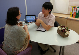 柏悅長者優質照顧服務站採用個案管理模式，針對長者的需要，與他們一起籌劃及選擇合適的照顧計劃。