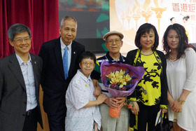 陳婉珍主席(右二) 在「2 0 1 3 香港炬光父親表揚大會」上與來自本院王澤森長者地區中心的得獎者周瑞漢先生(右三)及其兩位女兒(右一及右四)合照。