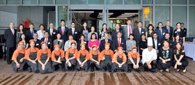 拜會活動於東華三院屬下社會企業愛烘焙餐廳舉行，圖為董事局成員與各官員及餐廳員工（前排）於門外合照。
