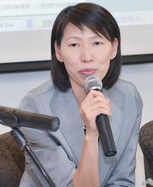 社會福利署葉文娟署長積極回應董事局成員的提問。