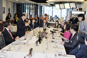 勞工及福利局和社會福利署官員與東華三院董事局成員就東華的社會服務發展作出交流。