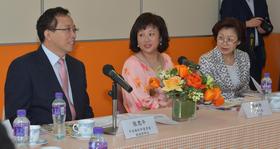 張思平部長(左一)、陳婉珍主席(中)及中聯辦協調部副部長廖勛女士於分享會上交流意見。