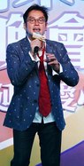 「東華愛心之星」譚詠麟先生於晚會上表演助慶。