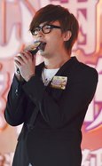 「東華愛心大使」官恩娜小姐（左圖）、洪卓立先生（中圖）及 C AllStar 的精彩演出。