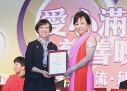 陳婉珍主席（ 右）致送紀念品予陳肇始副局長。