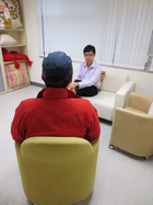求助者在輔導室內接受評估及心理治療。