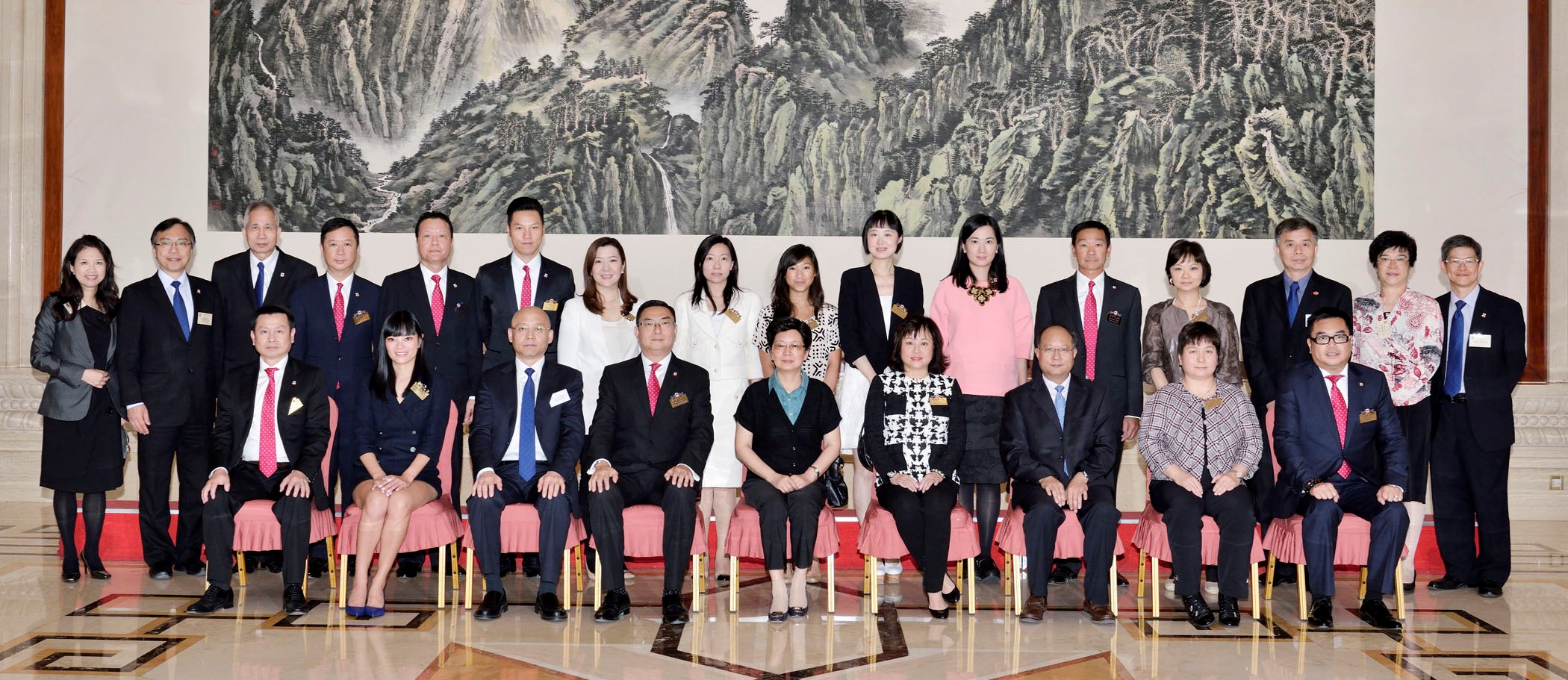 東華三院董事局拜訪中央統戰部，由該部林智敏副部長（前排右五）接待。