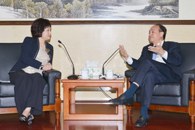 陳婉珍主席（左）率領訪京團拜訪國務院港澳事務辦公室周波副主任。
