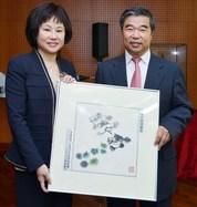 陳婉珍主席（左）代表訪京團致送紀念品予國家民政部竇玉沛副部長。
