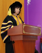 東華學院校董會主席暨東華三院主席陳婉珍博士致歡迎詞時勉勵同學，機會是留給有準備的人。