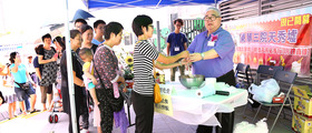 元朗大榮華酒樓董事總經理梁文韜先生（右一）親臨天秀墟向街坊免費送贈其招牌豬油撈飯，得到踴躍支持。