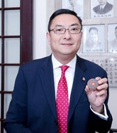 東華三院董事局成員馬陳家歡副主席(右一)、何超蕸副主席(右二)、王賢誌總理(右三)、曾家葉