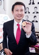 東華三院董事局成員馬陳家歡副主席(右一)、何超蕸副主席(右二)、王賢誌總理(右三)、曾家葉
